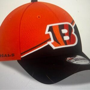 Bengals Sideline 39Thirty stretch Fit small-medium NWT